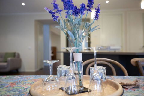 Magnificent Lux Stay@Mont Albert 4BR/WIFI/Garage - Accommodation Georgetown 1
