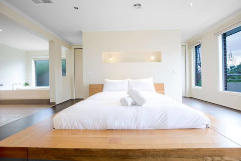 Magnificent Lux Stay@Mont Albert 4BR/WIFI/Garage - Accommodation Georgetown 0