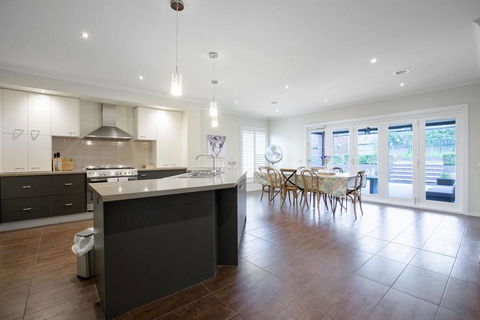 Magnificent Lux Stay@Mont Albert 4BR/WIFI/Garage - Accommodation Georgetown 3