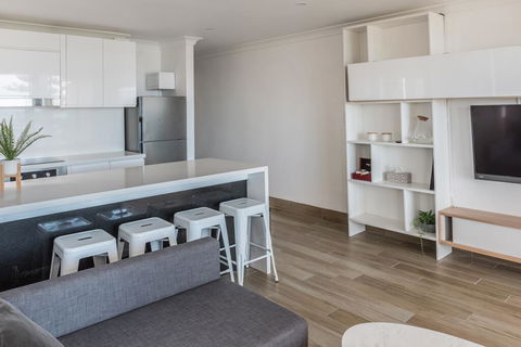 Manly Beachfront Apartment - Accommodation Georgetown 2