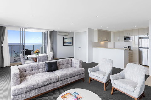 Meriton Suites Broadbeach - Accommodation Georgetown 3