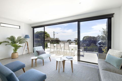 Mills Beach Retreat Luxury Family Retreat With Hydrotherapy Spa, Opposite Beach, Walk To Village - Accommodation Georgetown 0