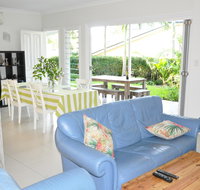 MODERN 3 BEDROOM APARTMENT IN TRADITIONAL QUEENSLANDER  PATIO LEAFY YARD POOL - Accommodation Georgetown