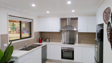 Modern 4-Bedroom House On Cunningham Near Singleton CBD Hunter Valley - Accommodation Georgetown 2