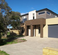 Modern Beachside 5 Bedrooms - Accommodation Georgetown