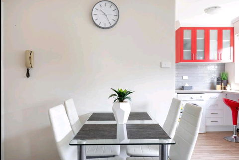 Modern St Kilda East Apartment - Free Parking - Accommodation Georgetown 1