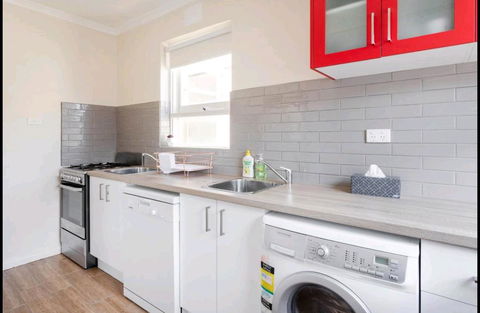Modern St Kilda East Apartment - Free Parking - Accommodation Georgetown 2