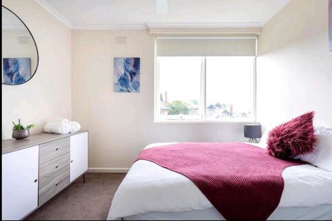 Modern St Kilda East Apartment - Free Parking - Accommodation Georgetown 0