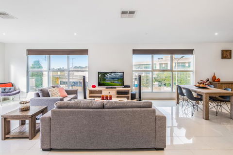 Modern Unit With Balconies Near Melbourne Airport - Accommodation Georgetown 0