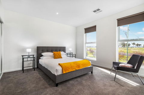 Modern Unit With Balconies Near Melbourne Airport - Accommodation Georgetown 1