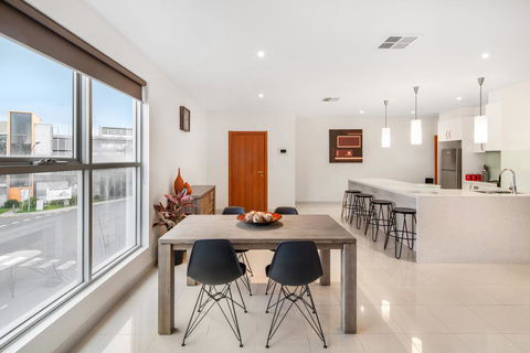 Modern Unit With Balconies Near Melbourne Airport - Accommodation Georgetown 3