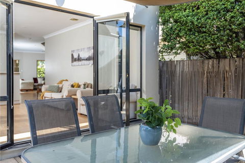 MOMENTS FROM BRADDON & ANU SPACIOUS And RELAXED - Accommodation Georgetown 0