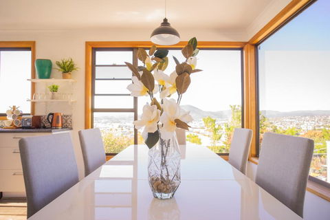 Moonah House-10 Mins To CBD & MONA, 4BR, 2 BATH, Great View, Park 3 Cars, Sleep 11, King Bed, En-suite - Accommodation Georgetown 0