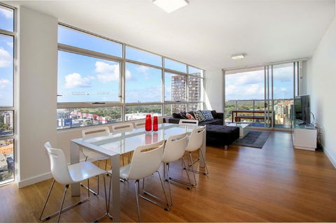 Moore To See - Modern And Spacious 3BR Zetland Apartment With Views Over Moore Park - Accommodation Georgetown 0