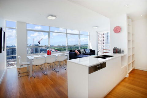 Moore To See - Modern And Spacious 3BR Zetland Apartment With Views Over Moore Park - Accommodation Georgetown 3