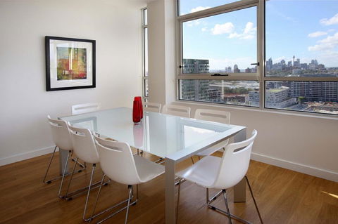 Moore To See - Modern And Spacious 3BR Zetland Apartment With Views Over Moore Park - Accommodation Georgetown 1