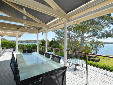 Morisset Bay Waterfront Views Lake House Looking Over Trinity Marina - Accommodation Georgetown 0