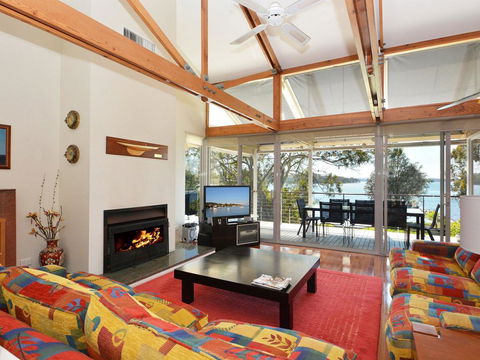 Morisset Bay Waterfront Views Lake House Looking Over Trinity Marina - Accommodation Georgetown 1