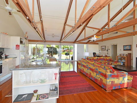 Morisset Bay Waterfront Views Lake House Looking Over Trinity Marina - Accommodation Georgetown 2
