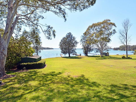 Morisset Bay Waterfront Views Lake House Looking Over Trinity Marina - Accommodation Georgetown 3