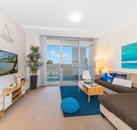 Near Airport  Train Station Stylish Two-Story Apartment - Accommodation Georgetown