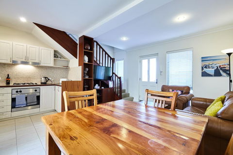 Fremantle Townhouse U/5 - Accommodation Georgetown 2