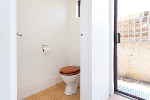 Monument Hill Townhouse - Fremantle - Accommodation Georgetown 21