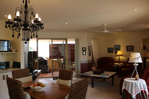 Crossland House - Accommodation Georgetown 18