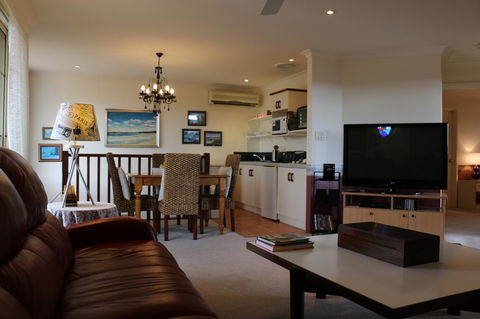 Crossland House - Accommodation Georgetown 14
