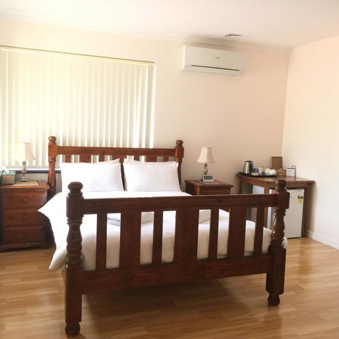 The Royal Dolphin Bed & Breakfast Safety Bay - Accommodation Georgetown 4