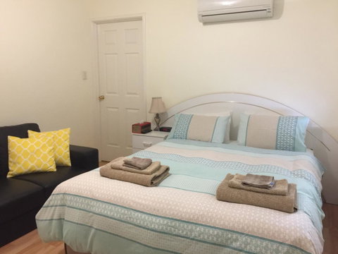 The Royal Dolphin Bed & Breakfast Safety Bay - Accommodation Georgetown 1