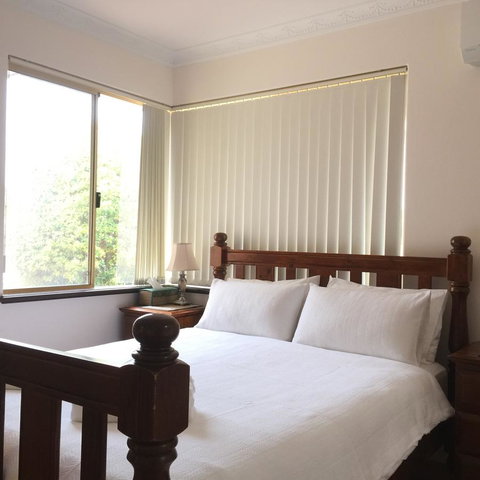 The Royal Dolphin Bed & Breakfast Safety Bay - Accommodation Georgetown 3
