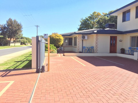 The Royal Dolphin Bed & Breakfast Safety Bay - Accommodation Georgetown 0