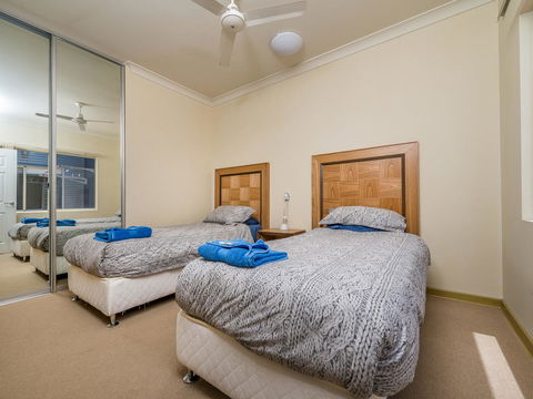 Seafront Unit 60 - Accommodation Georgetown 2