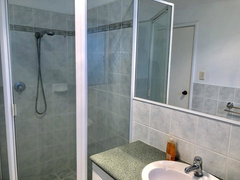 Charming Quiet Lodge-2 Minutes Walk To Shopping Complex - Accommodation Georgetown 13