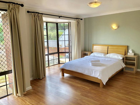 Charming Quiet Lodge-2 Minutes Walk To Shopping Complex - Accommodation Georgetown 0