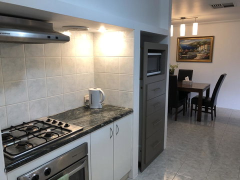 Charming Quiet Lodge-2 Minutes Walk To Shopping Complex - Accommodation Georgetown 7
