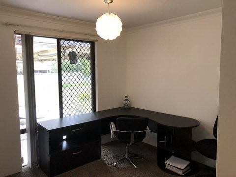Charming Quiet Lodge-2 Minutes Walk To Shopping Complex - Accommodation Georgetown 9