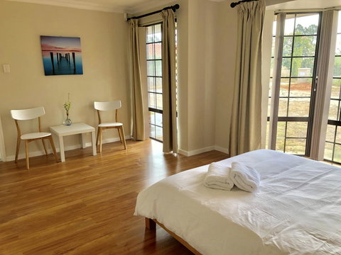 Charming Quiet Lodge-2 Minutes Walk To Shopping Complex - Accommodation Georgetown 2