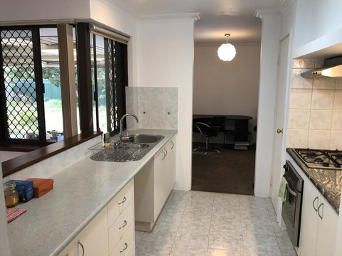 Charming Quiet Lodge-2 Minutes Walk To Shopping Complex - Accommodation Georgetown 8