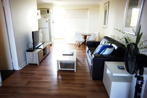 Studio 302 With Ocean Views - Accommodation Georgetown 2