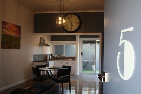 Apartment 5ive - Accommodation Georgetown 9