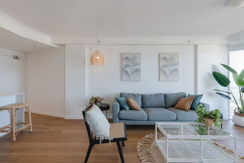 NEW Beautiful 1 Bedroom Beach Views Broadbeach - Accommodation Georgetown 1