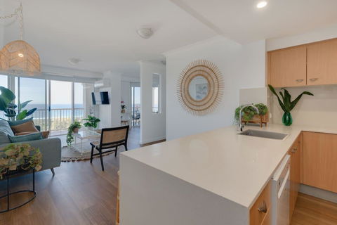 NEW Beautiful 1 Bedroom Beach Views Broadbeach - Accommodation Georgetown 2