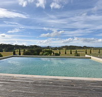 Noble Willow Homestead Lovedale. Super Spacious with views and pool - Accommodation Georgetown