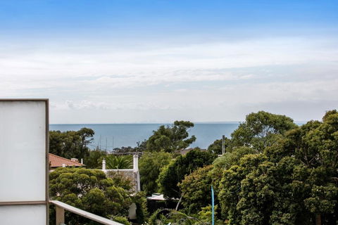 NORTH POINT RETREAT - MORNINGTON - Accommodation Georgetown 2