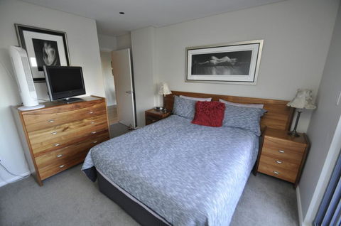 NORTH SYDNEY FULLY SELF CONTAINED MODERN 2 BED APARTMENT (16WAL) - Accommodation Georgetown 0