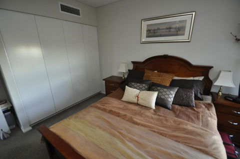 NORTH SYDNEY FULLY SELF CONTAINED MODERN 2 BED APARTMENT (16WAL) - Accommodation Georgetown 2