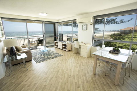 Oceanside Resort - Absolute Beachfront Apartments - Accommodation Georgetown 2