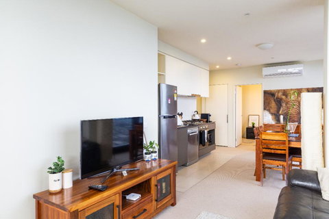 ON TOP OF THE WORLD - BEST VIEWS IN MELBOURNE !! - Accommodation Georgetown 3